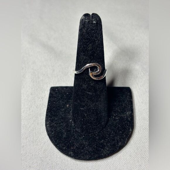 New! Wave Silver Tone Ring Size 7 Costume Jewelry Hypoallergenic - Picture 1 of 6